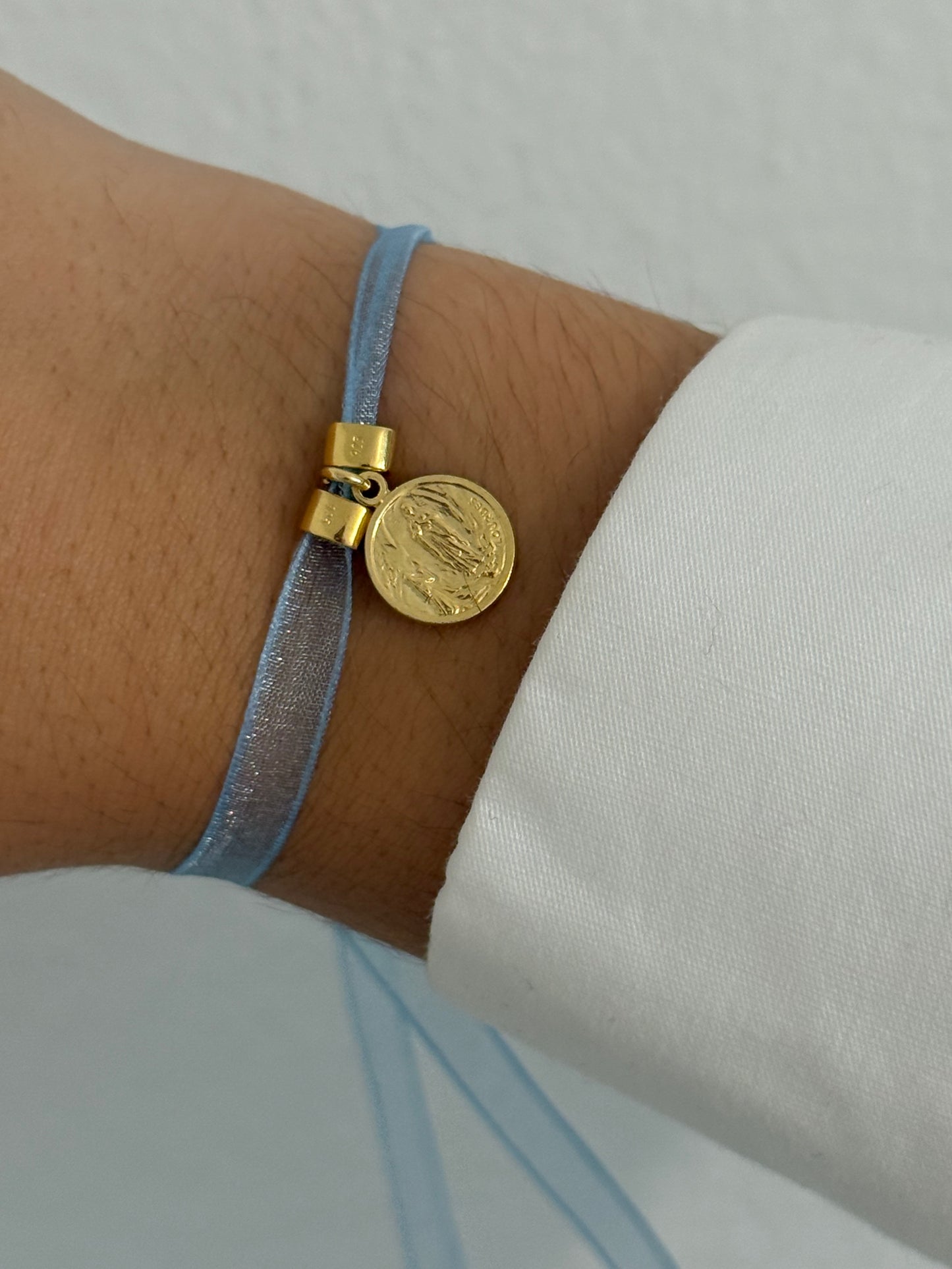 Collares y pulseras de tela con medallas religiosas artesanales