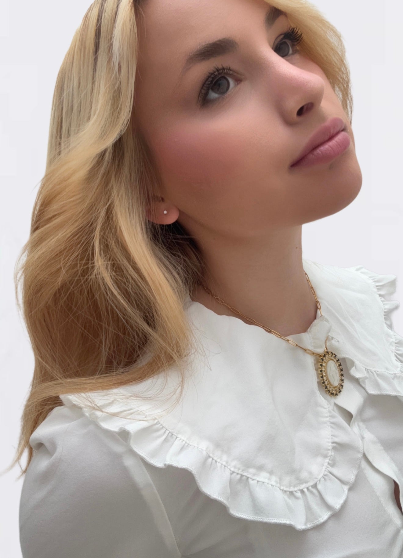Collar medalla virgen María nácar con circonitas