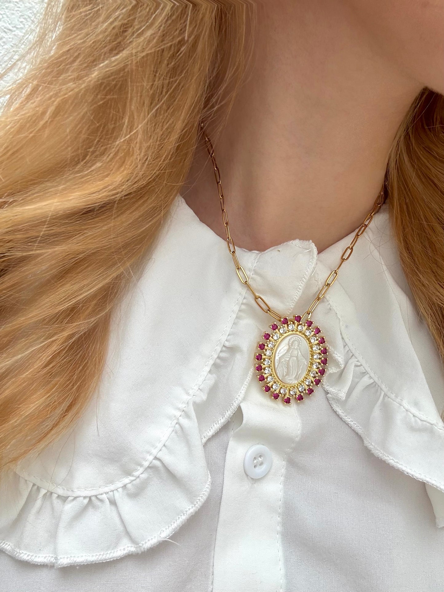 Collar medalla virgen María nácar con circonitas