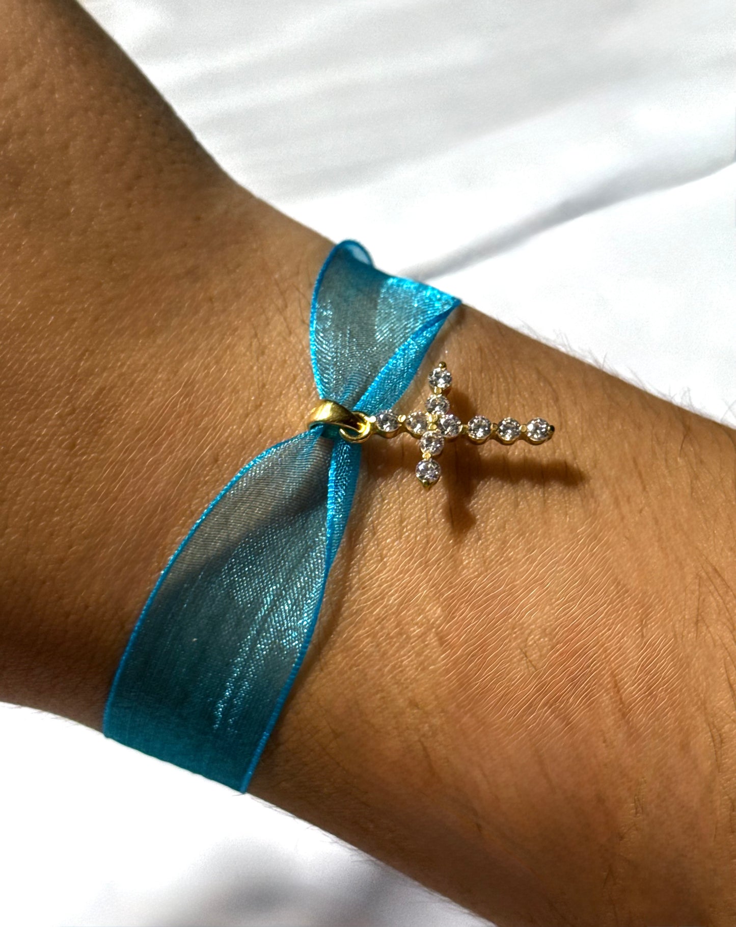 Collares y pulseras de tela con medallas religiosas artesanales