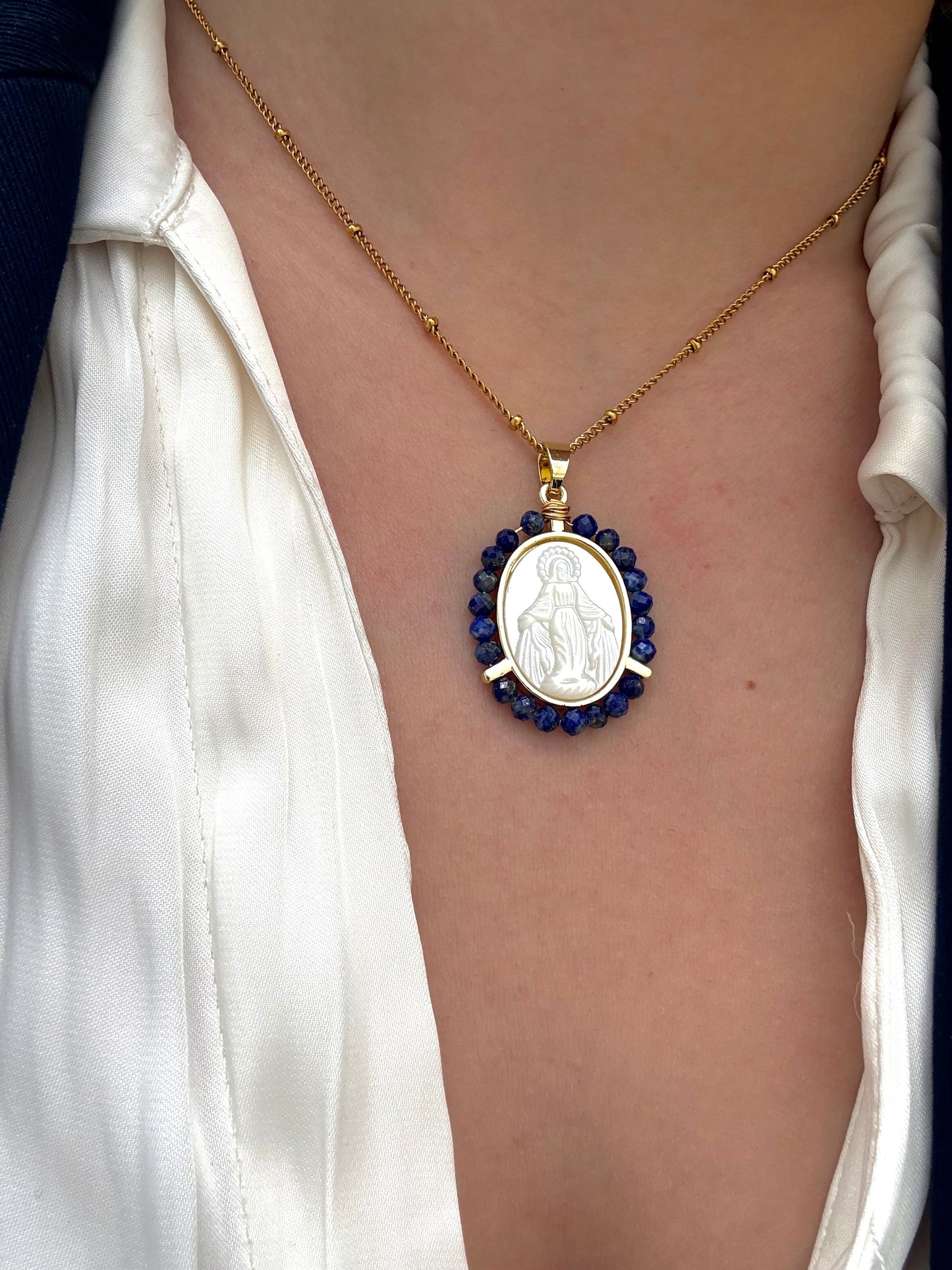 Collar medalla nácar virgen María