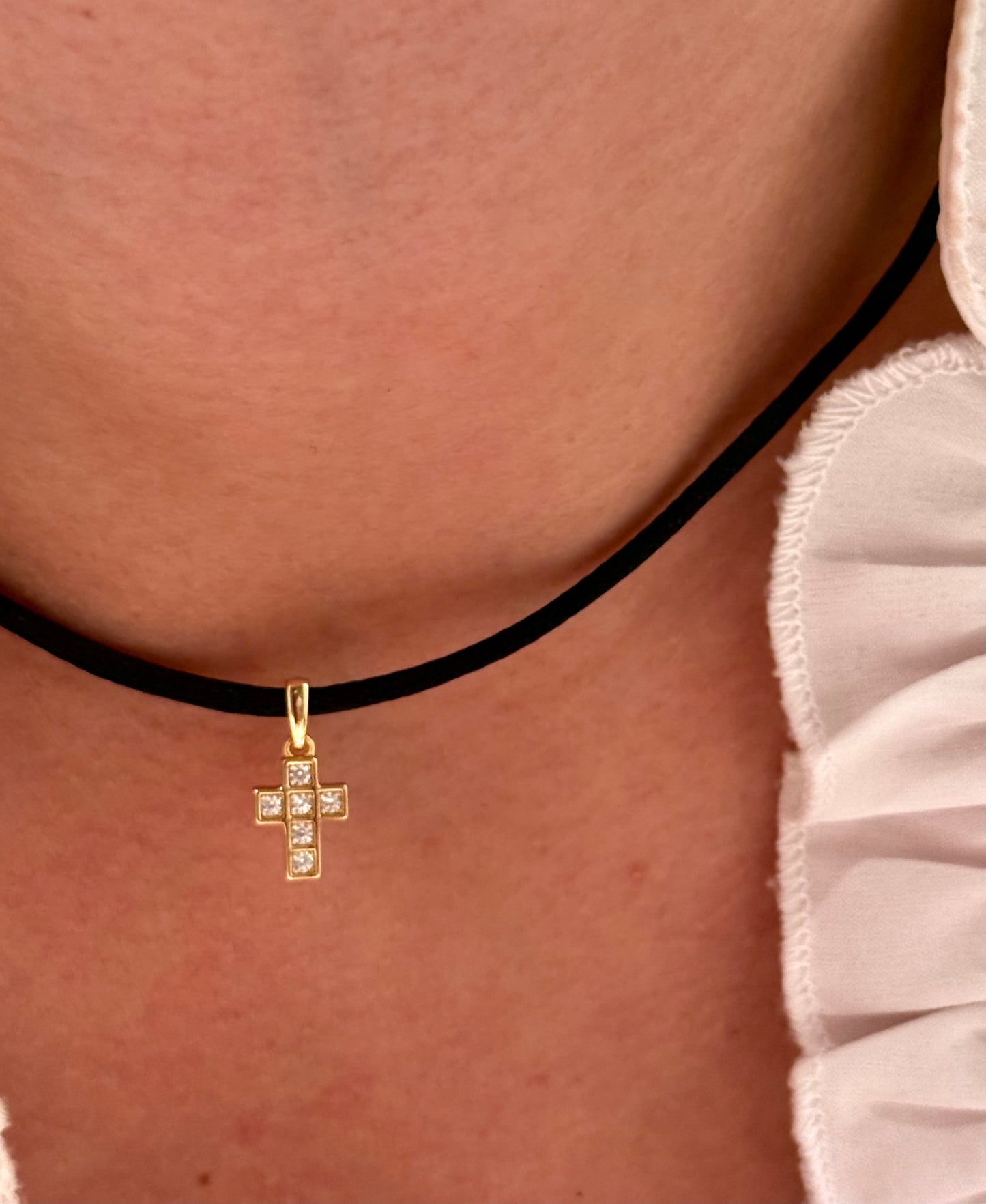 Collares y pulseras de tela con medallas religiosas artesanales