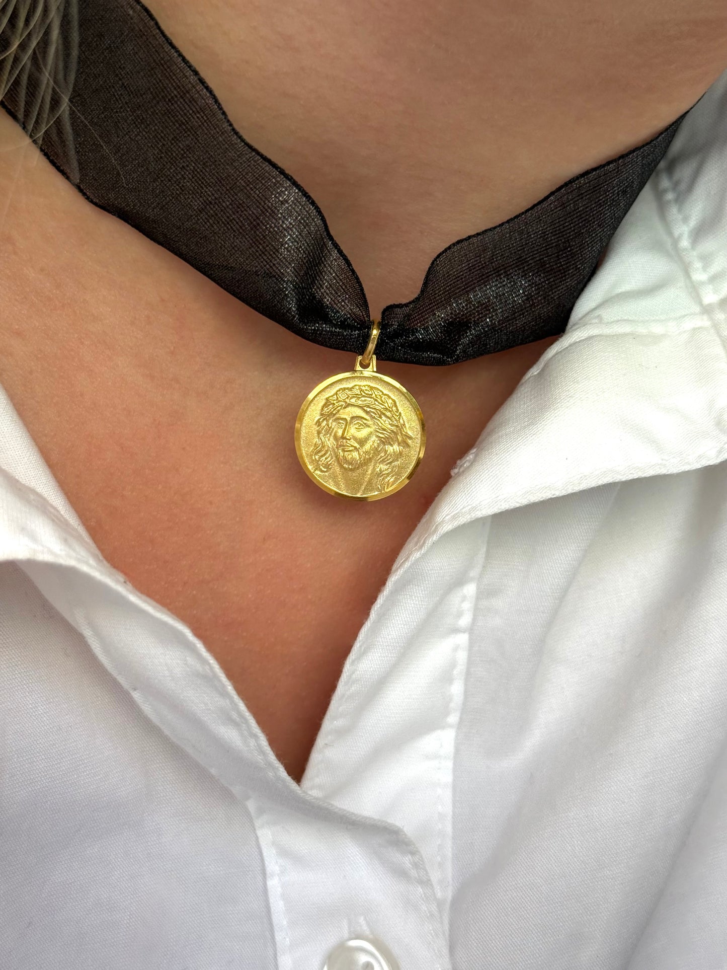 Collares y pulseras de tela con medallas religiosas artesanales