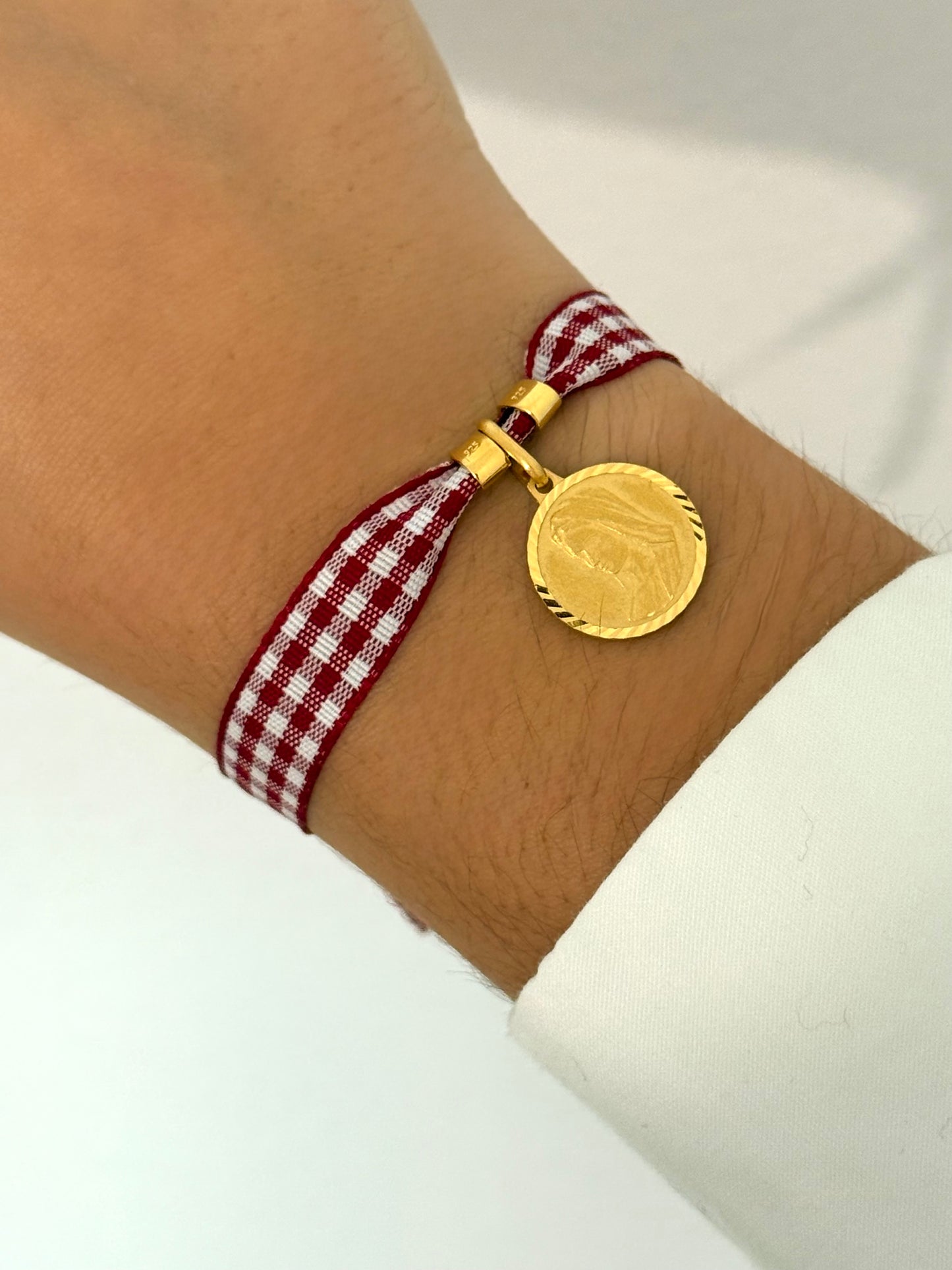 Collares y pulseras de tela con medallas religiosas artesanales
