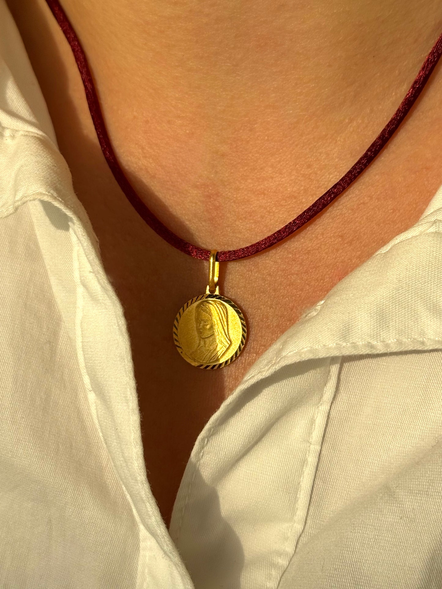 Collares y pulseras de tela con medallas religiosas artesanales