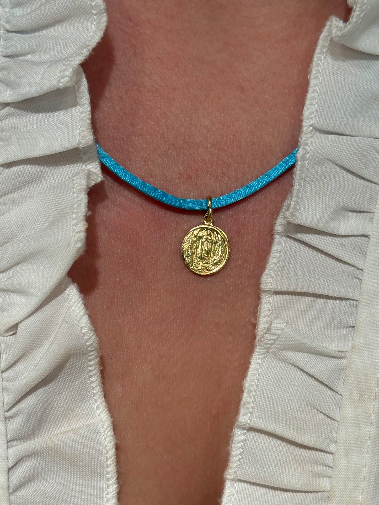 Collares y pulseras de tela con medallas religiosas artesanales