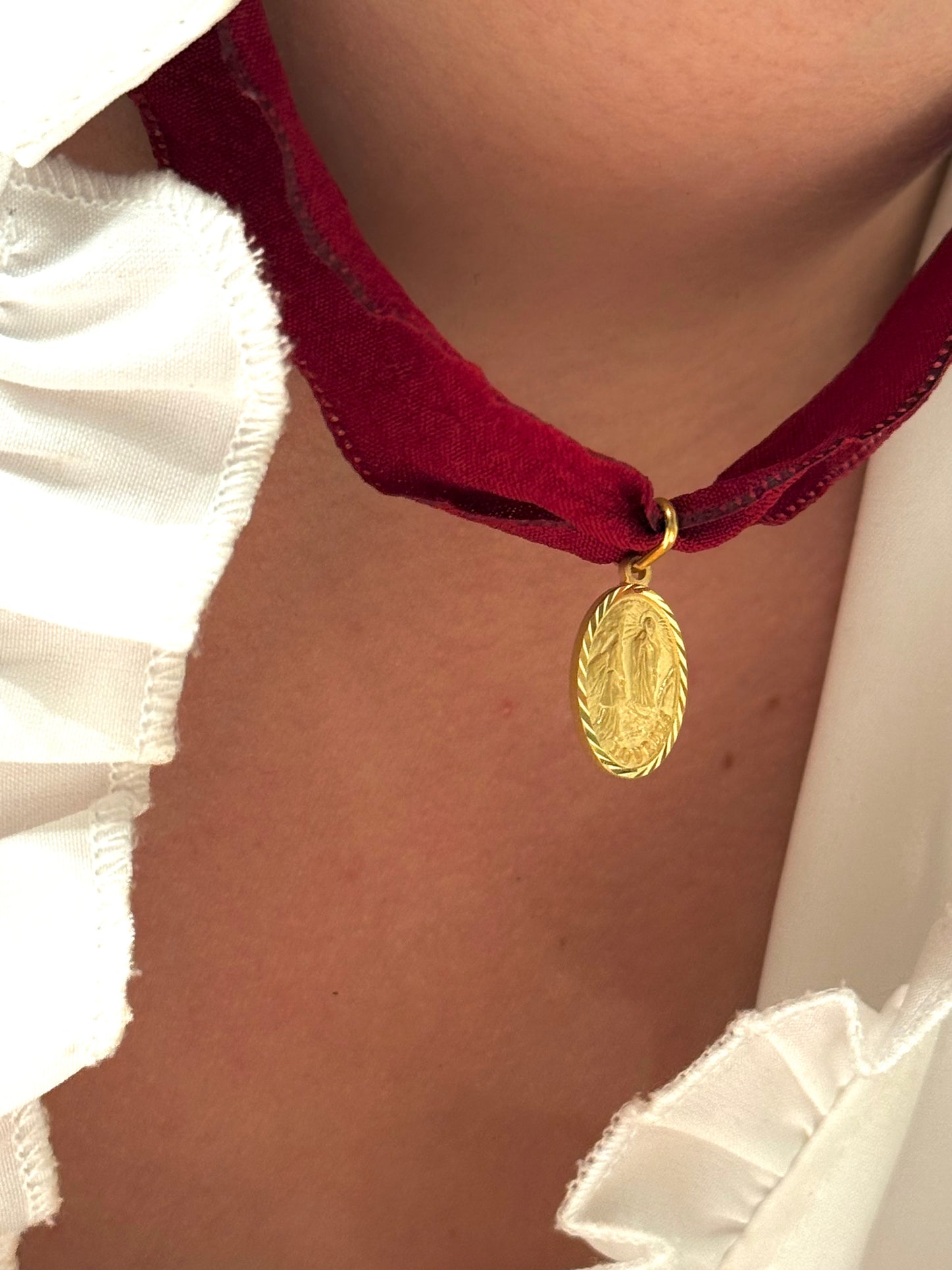 Collares y pulseras de tela con medallas religiosas artesanales