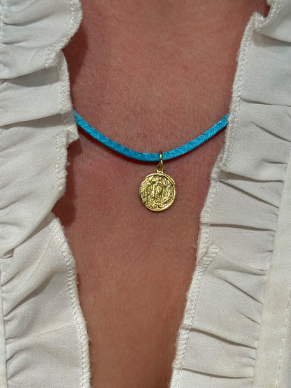 Collares y pulseras de tela con medallas religiosas artesanales
